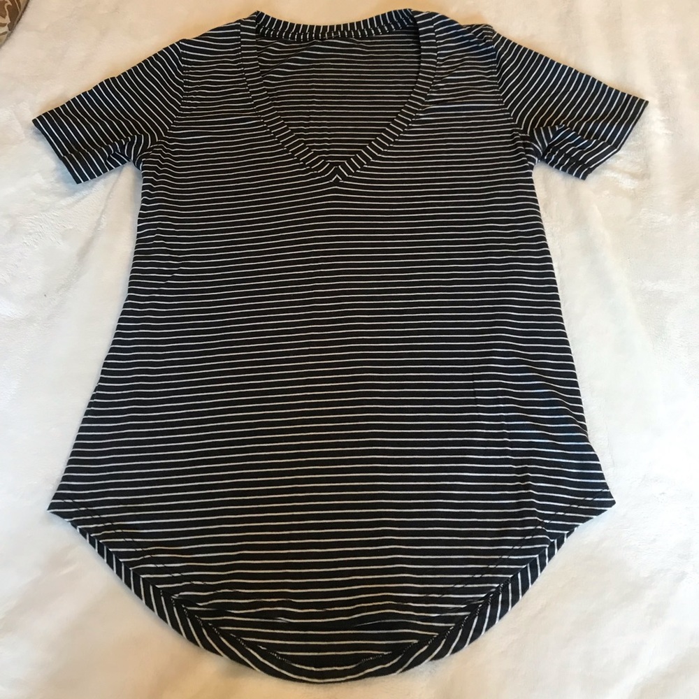 Lululemon black and white top